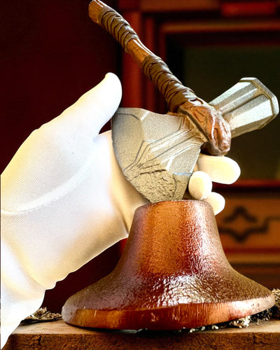 Storm Relic – młot dekoracyjny z podstawą, 26 cm, ręcznie wykonany,  możliwość personalizacji grawerem na prezent