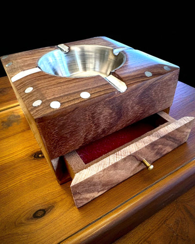 Rhino – Ручна робота попільничка з дерева Shisham і латуні, 11 см ширина, можливість персоналізації гравіюванням