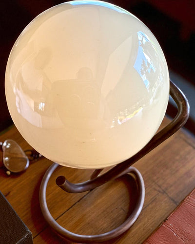 Kulečníková koule na mosazném podstavci, možnost personalizace gravírováním jako dárek