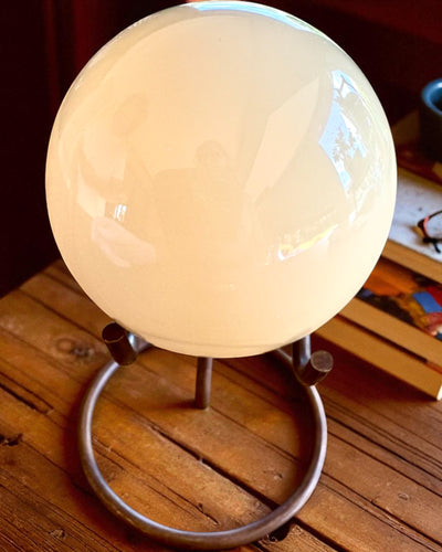 Kulečníková koule na mosazném podstavci, možnost personalizace gravírováním jako dárek