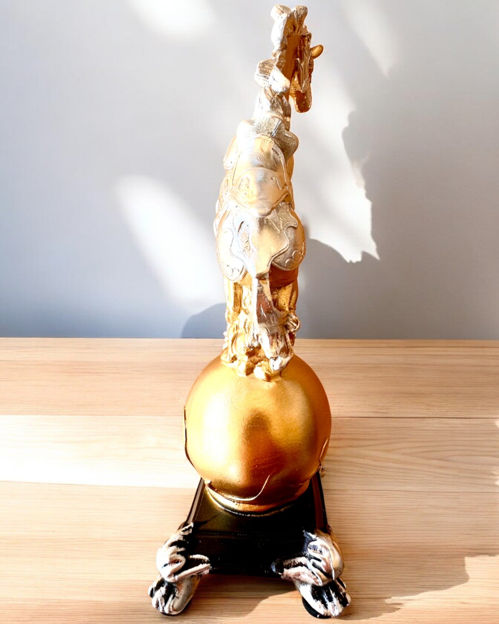Elegantní Soška „Zlatý Hřebec“ – s Možností Gravírování jako Dárek