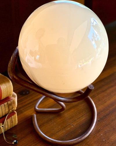 Kulečníková koule na mosazném podstavci, možnost personalizace gravírováním jako dárek