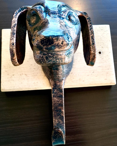 Cuier din alamă Câine Prieten, realizat manual, posibilitate de personalizare cu gravură pe lemn