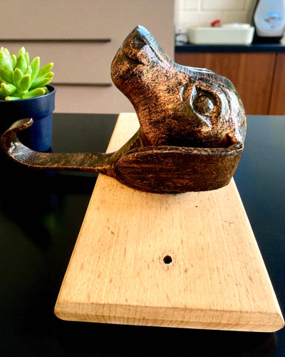 Cuier din alamă Câine Prieten, realizat manual, posibilitate de personalizare cu gravură pe lemn