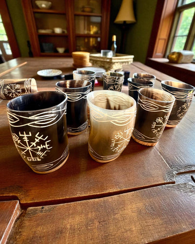 Valknut Ručně vyrobený malý hrnek z rohu buvola s nordickými symboly, možnost personalizace na dárek gravírováním