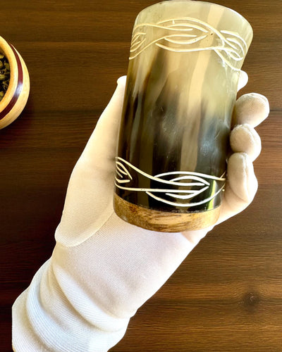 Valknut Ručně vyrobený malý hrnek z rohu buvola s nordickými symboly, možnost personalizace na dárek gravírováním