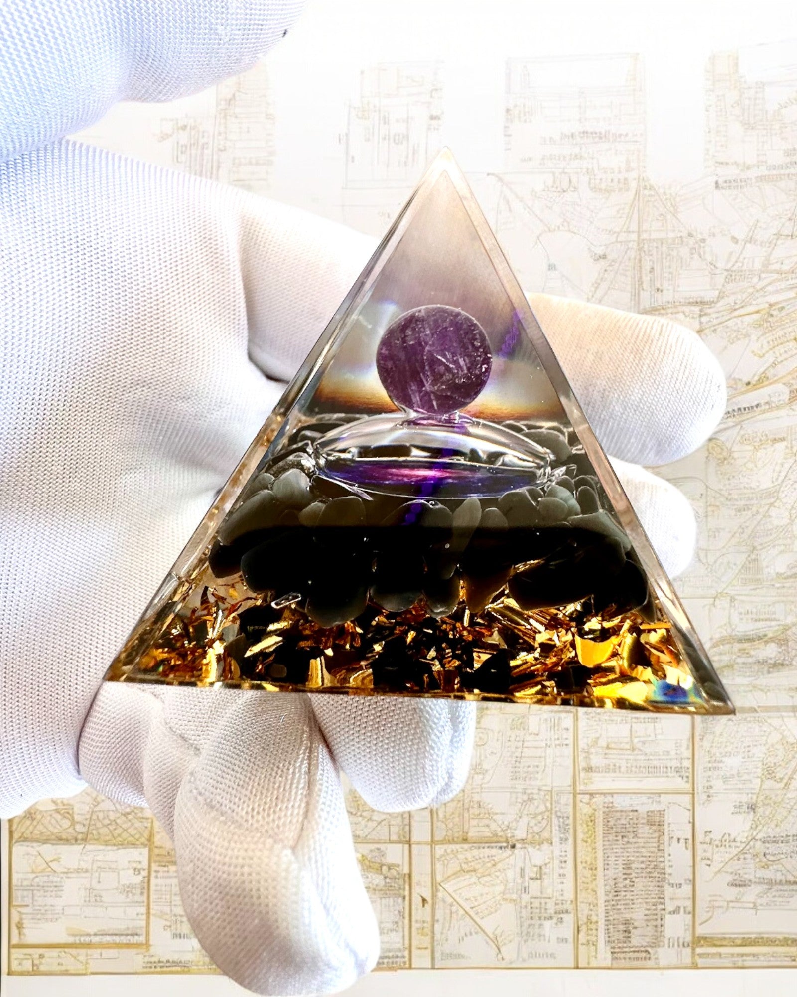 Pyramida Energetická orgonitová Kosmické Energie - Amulet s Ametystem a Třískami
