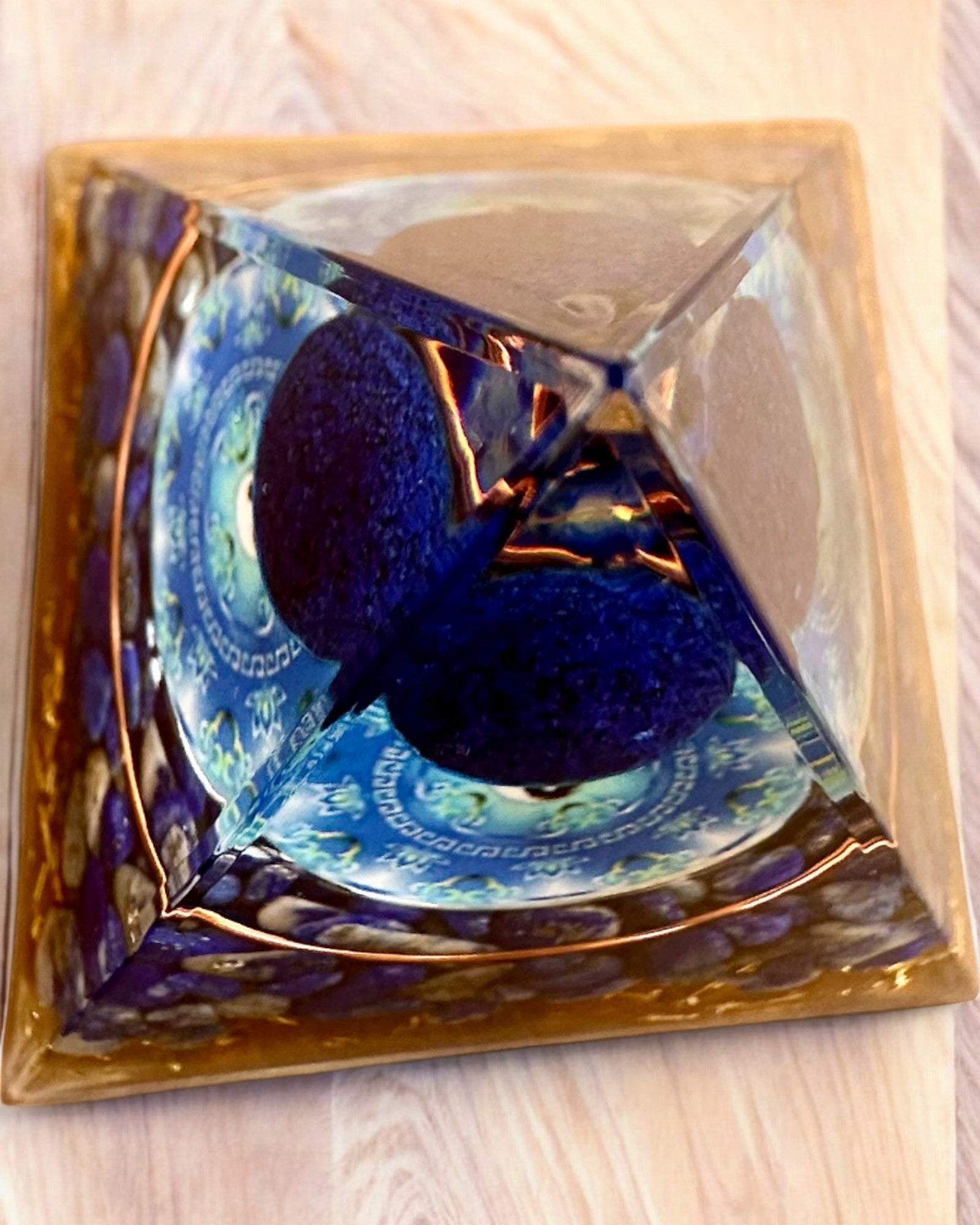 Orgonitová energetická pyramida "Zenith" s Lapis Lazuli, ideální jako dárek