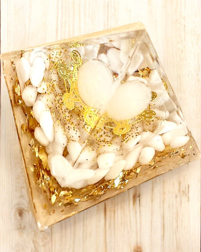 Orgonitová energetická pyramida s bílými kameny - "Golden Harmony", ideální jako dárek