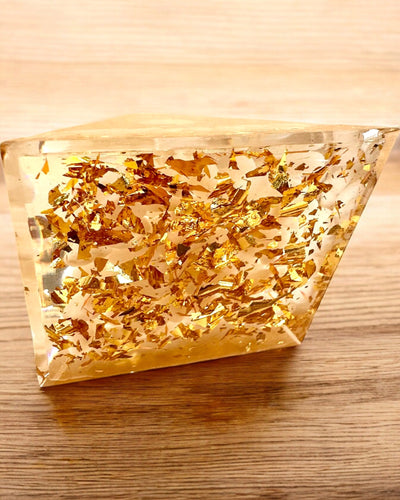 Orgonitová energetická pyramida s bílými kameny - "Golden Harmony", ideální jako dárek