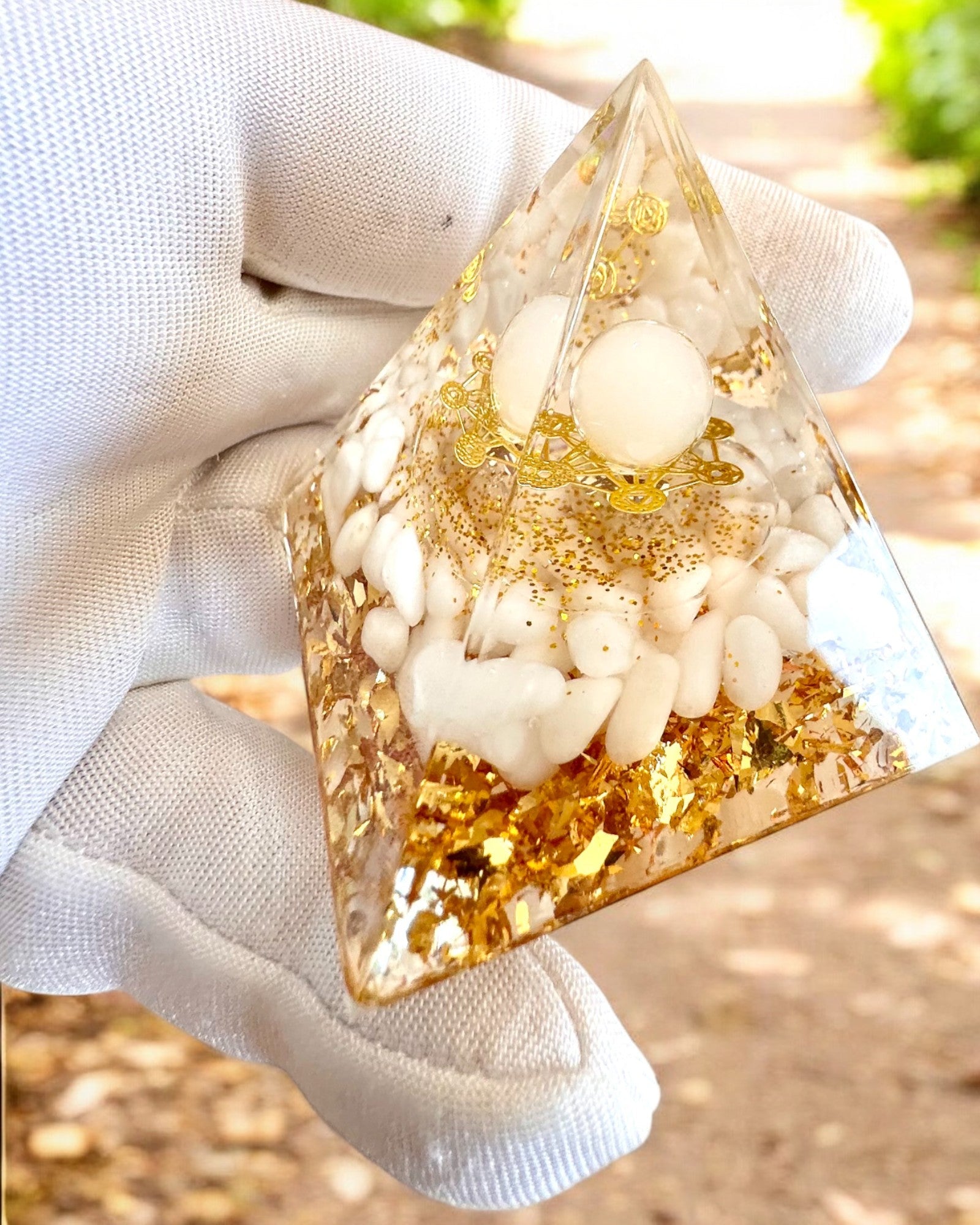 Orgonitová energetická pyramida s bílými kameny - "Golden Harmony", ideální jako dárek
