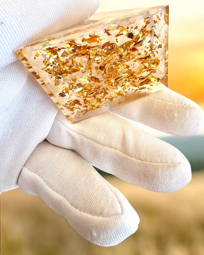 Orgonitová energetická pyramida s bílými kameny - "Golden Harmony", ideální jako dárek