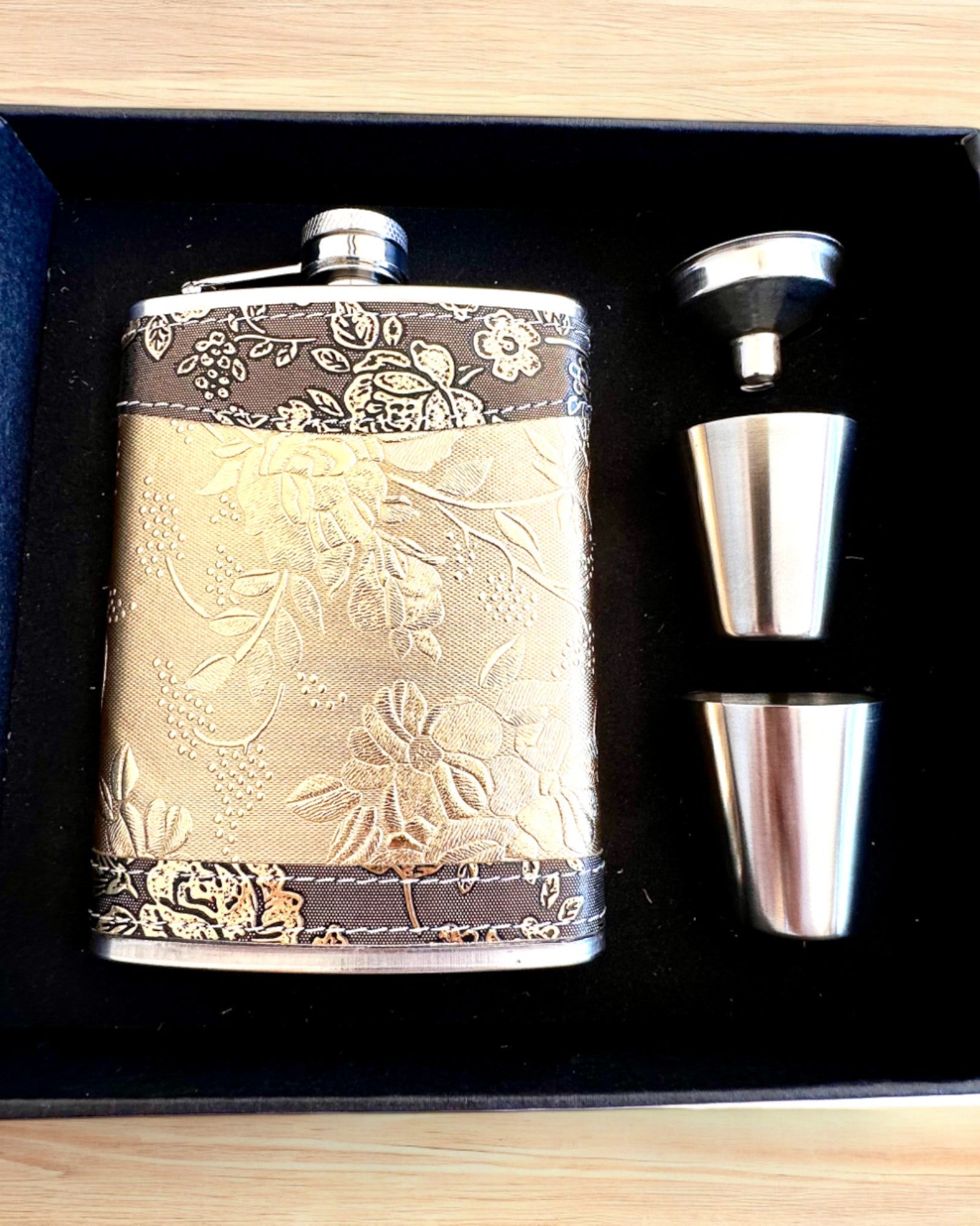 Elegantní placatka "Golden Rose" se sadou skleniček, personalizace gravírováním jako dárek