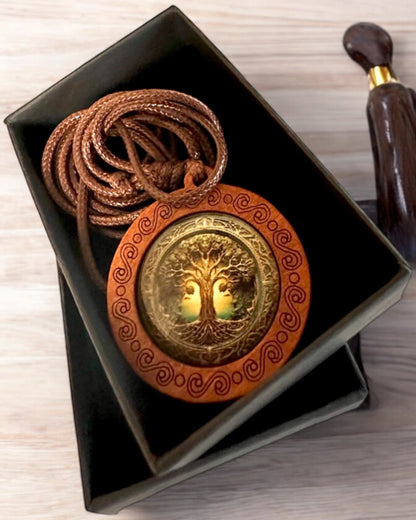 Amuletul Vieții „Arborele Strămoșilor” - Colier realizat manual din lemn și sticlă, posibilitate de personalizare cu gravură pentru cadou