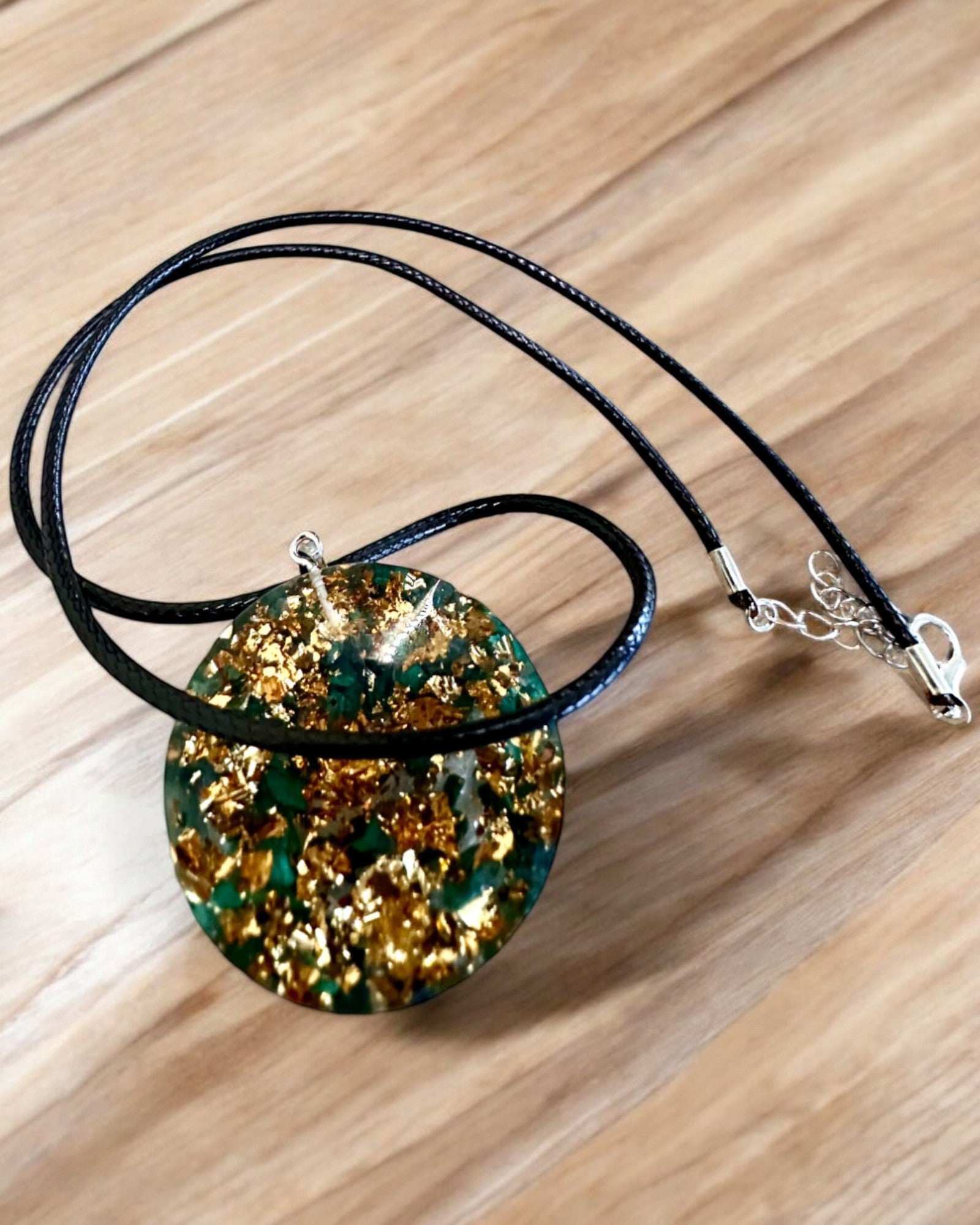 "Malachitový Amulet Života" - náhrdelník s možností personalizace gravírováním jako dárek