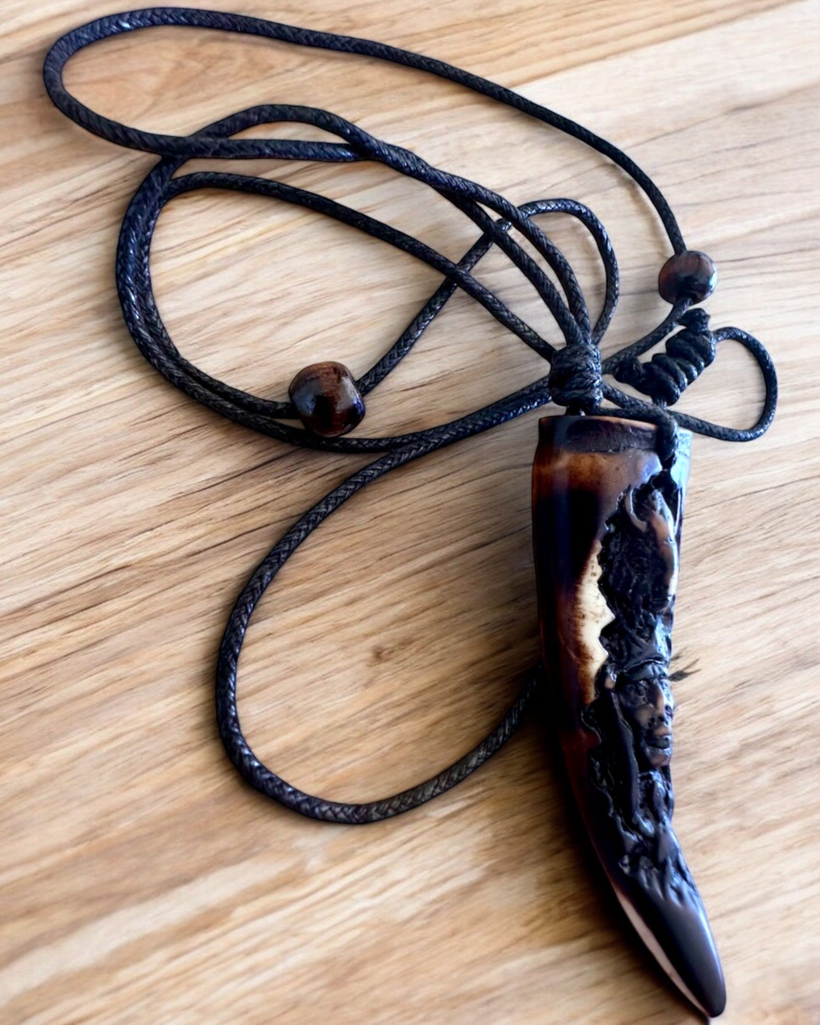 Náhrdelník Vlčí Tesák, amulet z pryskyřice - Mystická Síla Přírody, možnost personalizace gravírováním jako dárek