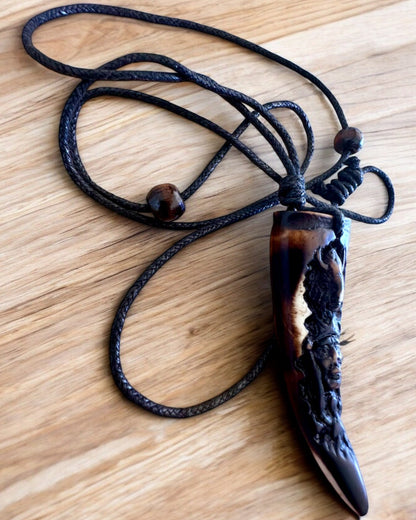 Náhrdelník Vlčí Tesák, amulet z pryskyřice - Mystická Síla Přírody, možnost personalizace gravírováním jako dárek