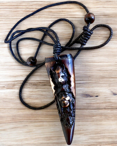 Wilczy Kieł naszyjnik, amulet z Żywicy - Mistyczna Siła Natury, możliwość personalizacji grawerem na prezent
