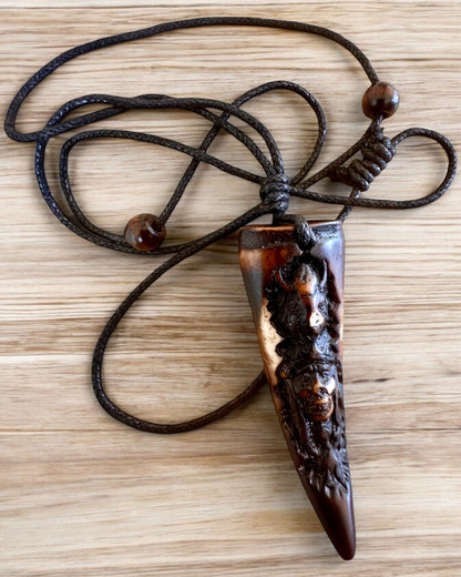 Náhrdelník Vlčí Tesák, amulet z pryskyřice - Mystická Síla Přírody, možnost personalizace gravírováním jako dárek