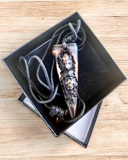 Náhrdelník Vlčí Tesák, amulet z pryskyřice - Mystická Síla Přírody, možnost personalizace gravírováním jako dárek