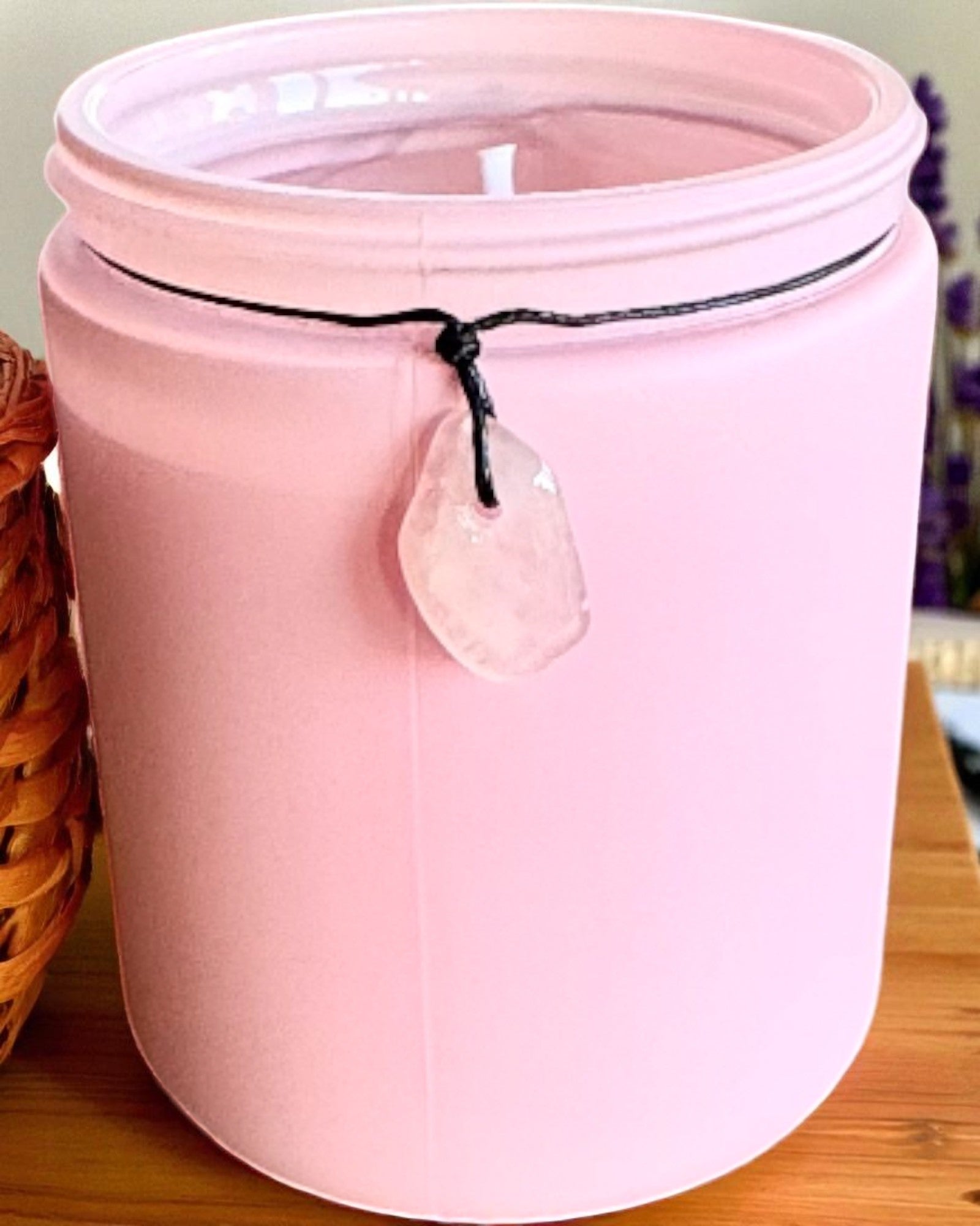 Lumânare din soia pentru intenții cu cuarț roz – dragoste, armonie și liniște a inimii, 250 ml, posibilitate de personalizare pentru cadou