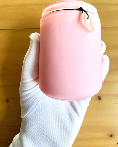 Lumânare din soia pentru intenții cu cuarț roz – dragoste, armonie și liniște a inimii, 250 ml, posibilitate de personalizare pentru cadou