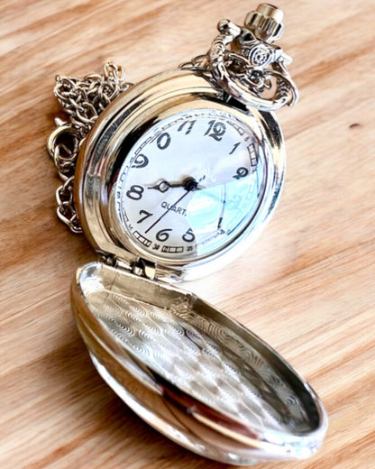 Kapesní hodinky "CloverTime" s motivem čtyřlístku, možnost personalizace gravírováním jako dárek