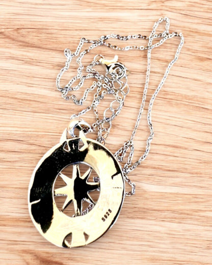 Amuletul Călătoriei Astrale – Colier de Argint cu Gravură, personalizare pentru cadou
