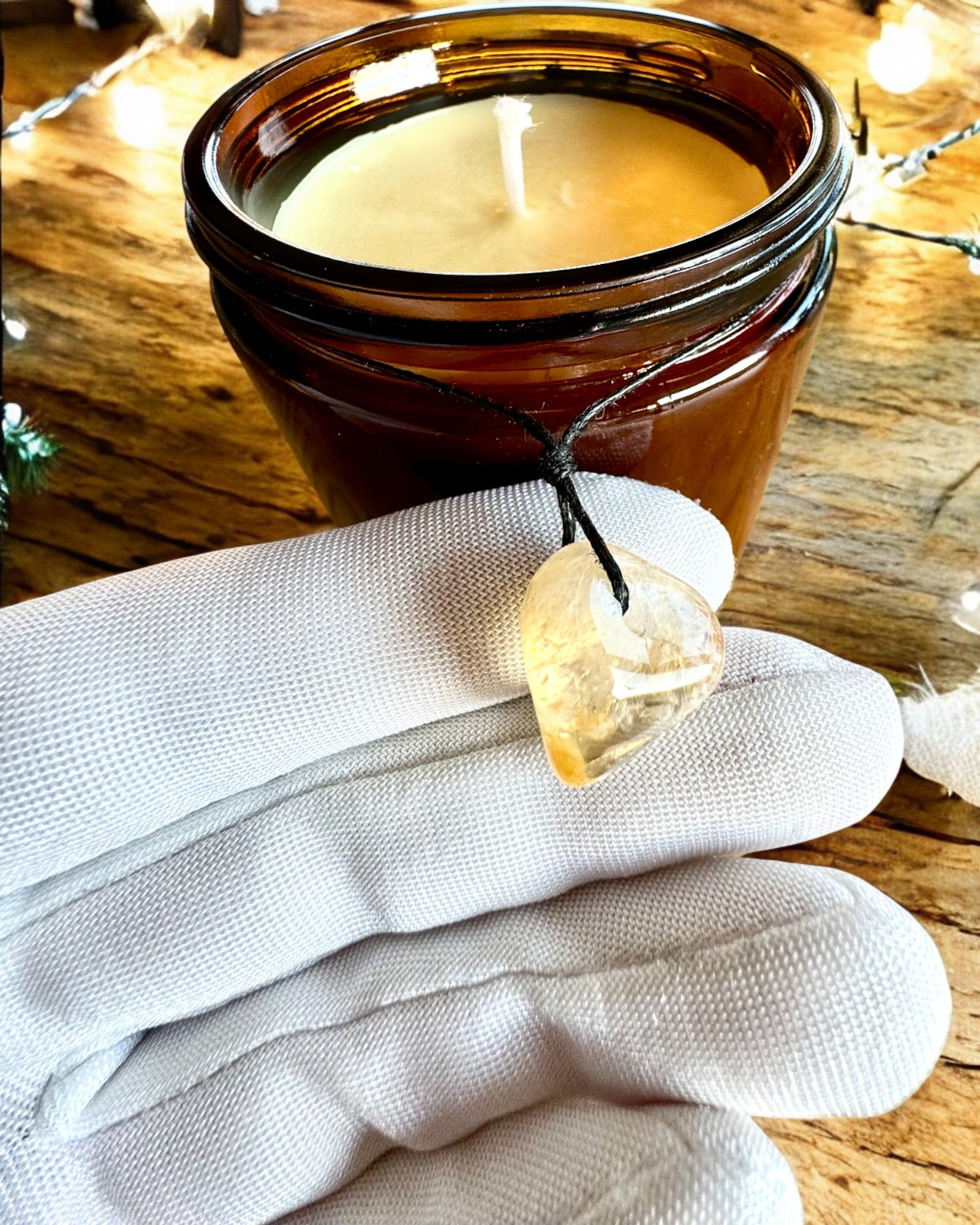 Intenční sójová svíčka 250 ml s přírodním kamenem – vyberte si svou energii: citrín nebo granát, personalizace gravírováním jako dárek