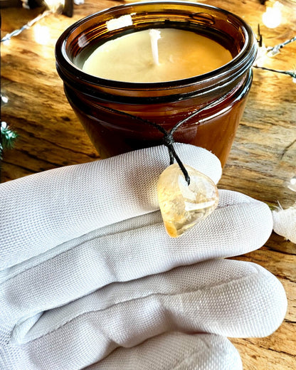 Intenční sójová svíčka 250 ml s přírodním kamenem – vyberte si svou energii: citrín nebo granát, personalizace gravírováním jako dárek