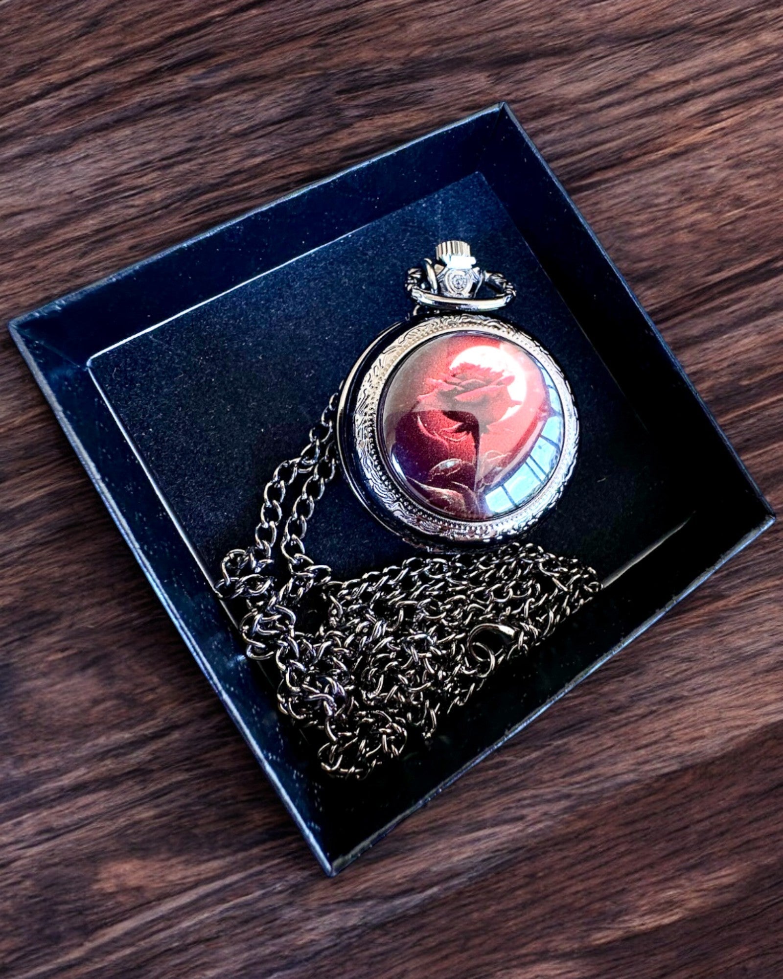 Kapesní hodinky "Růže noci", možnost personalizace gravírováním jako dárek