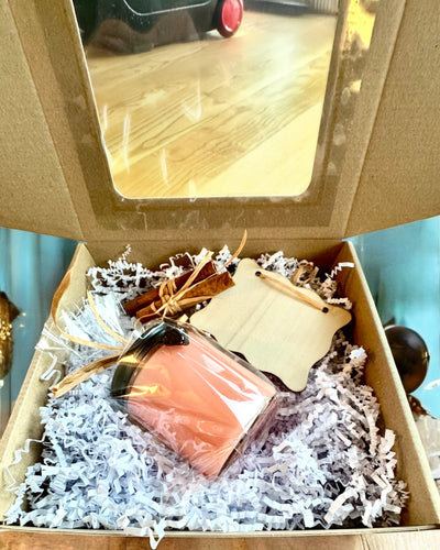 Lumânare din soia pentru intenții 250 ml cu piatră naturală – alege-ți energia: Citrin sau Granat, personalizare cu gravură pentru cadou