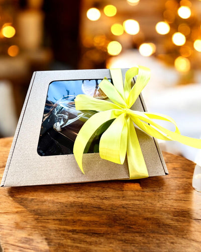 Lumânare din soia pentru intenții 250 ml cu piatră naturală – alege-ți energia: Citrin sau Granat, personalizare cu gravură pentru cadou