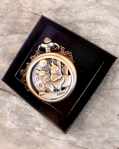 „Luna Wolf” – Stylové kapesní hodinky s vlky, možnost personalizace gravírováním jako dárek