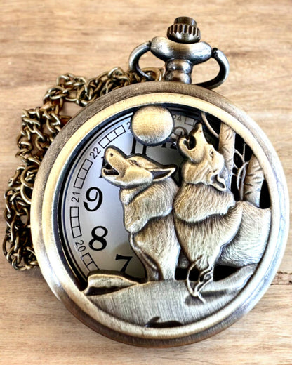 „Luna Wolf” – Stylové kapesní hodinky s vlky, možnost personalizace gravírováním jako dárek