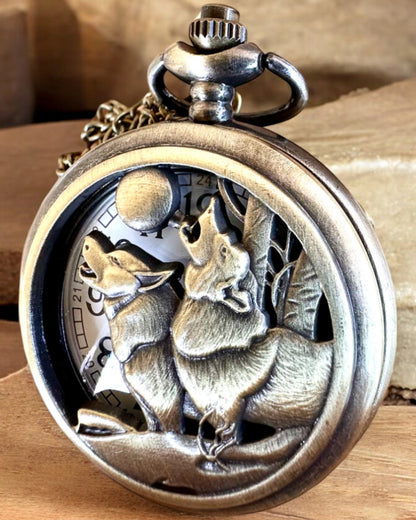 „Luna Wolf” – Stylové kapesní hodinky s vlky, možnost personalizace gravírováním jako dárek