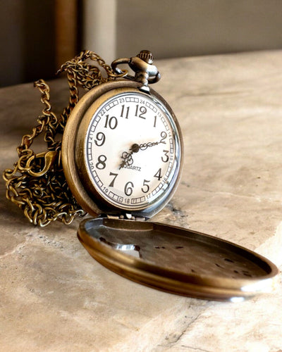 „Luna Wolf” – Stylové kapesní hodinky s vlky, možnost personalizace gravírováním jako dárek