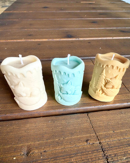 Соєва свічка Зимова Лисичка, висота 7,5 см, ручна робота зі сплячою милою лисичкою, з можливістю персоналізації гравіюванням на табличці