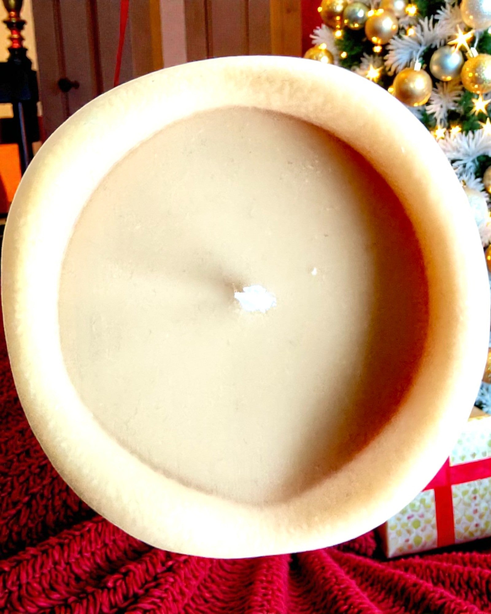 Соєва свічка Зимова Лисичка, висота 7,5 см, ручна робота зі сплячою милою лисичкою, з можливістю персоналізації гравіюванням на табличці