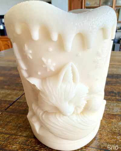 Lumânare din soia Vulpița de Iarnă, 7,5 cm înălțime, lumânare din soia turnată manual cu o vulpiță adorabilă adormită, personalizabilă cu gravură pe plăcuță