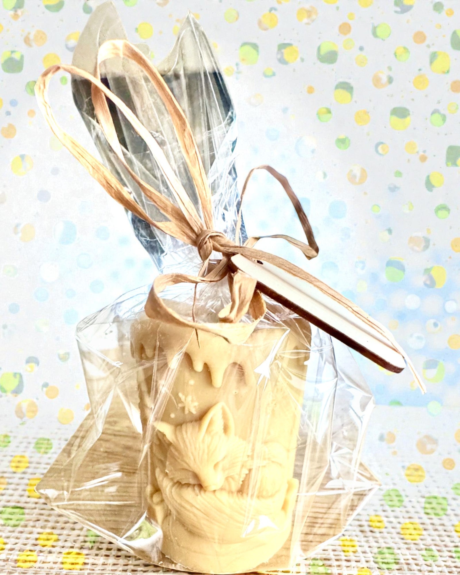 Соєва свічка Зимова Лисичка, висота 7,5 см, ручна робота зі сплячою милою лисичкою, з можливістю персоналізації гравіюванням на табличці