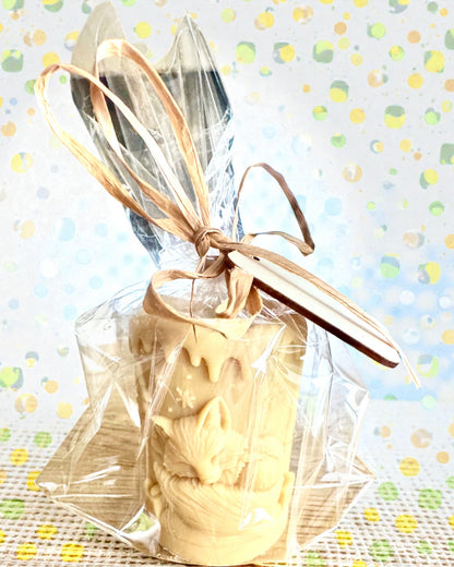 Соєва свічка Зимова Лисичка, висота 7,5 см, ручна робота зі сплячою милою лисичкою, з можливістю персоналізації гравіюванням на табличці