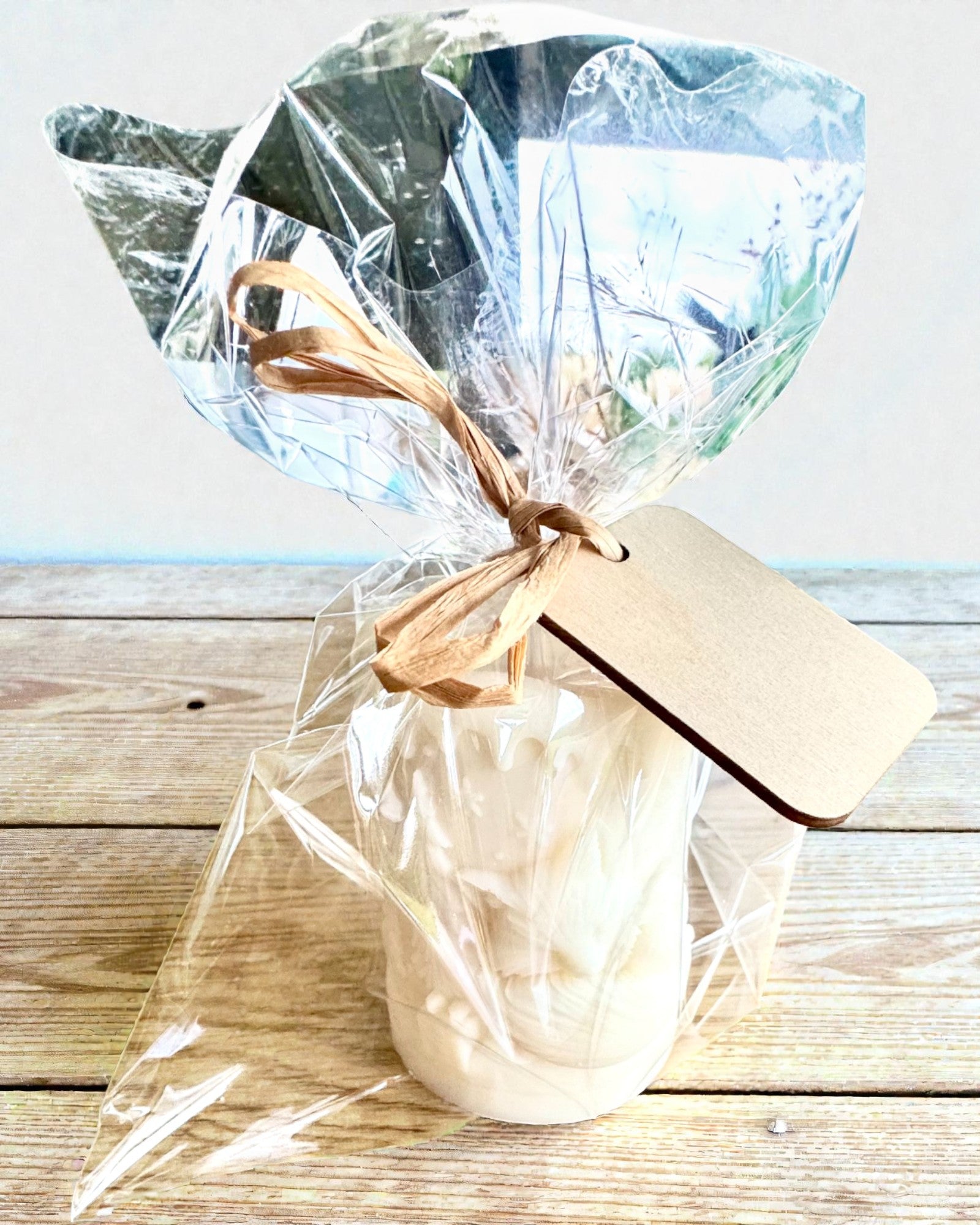 Соєва свічка Зимова Лисичка, висота 7,5 см, ручна робота зі сплячою милою лисичкою, з можливістю персоналізації гравіюванням на табличці