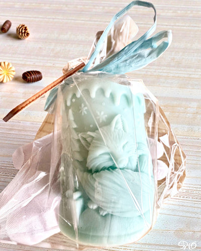 Lumânare din soia Vulpița de Iarnă, 7,5 cm înălțime, lumânare din soia turnată manual cu o vulpiță adorabilă adormită, personalizabilă cu gravură pe plăcuță