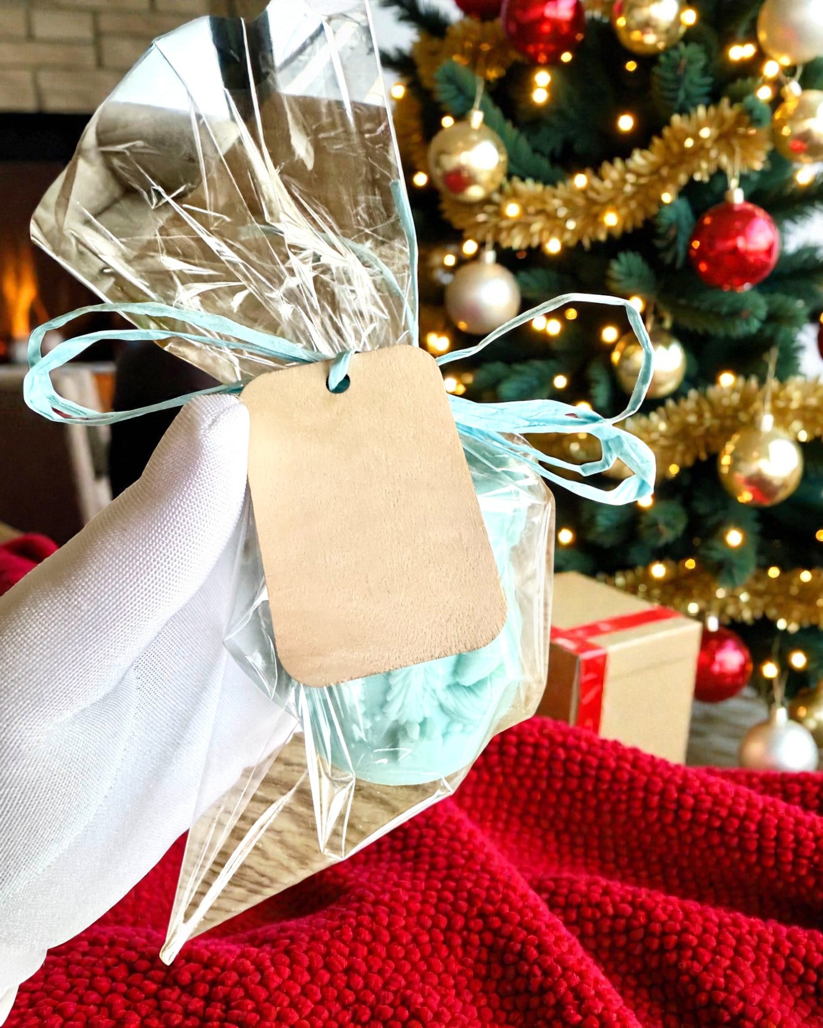 Соєва свічка Зимова Лисичка, висота 7,5 см, ручна робота зі сплячою милою лисичкою, з можливістю персоналізації гравіюванням на табличці