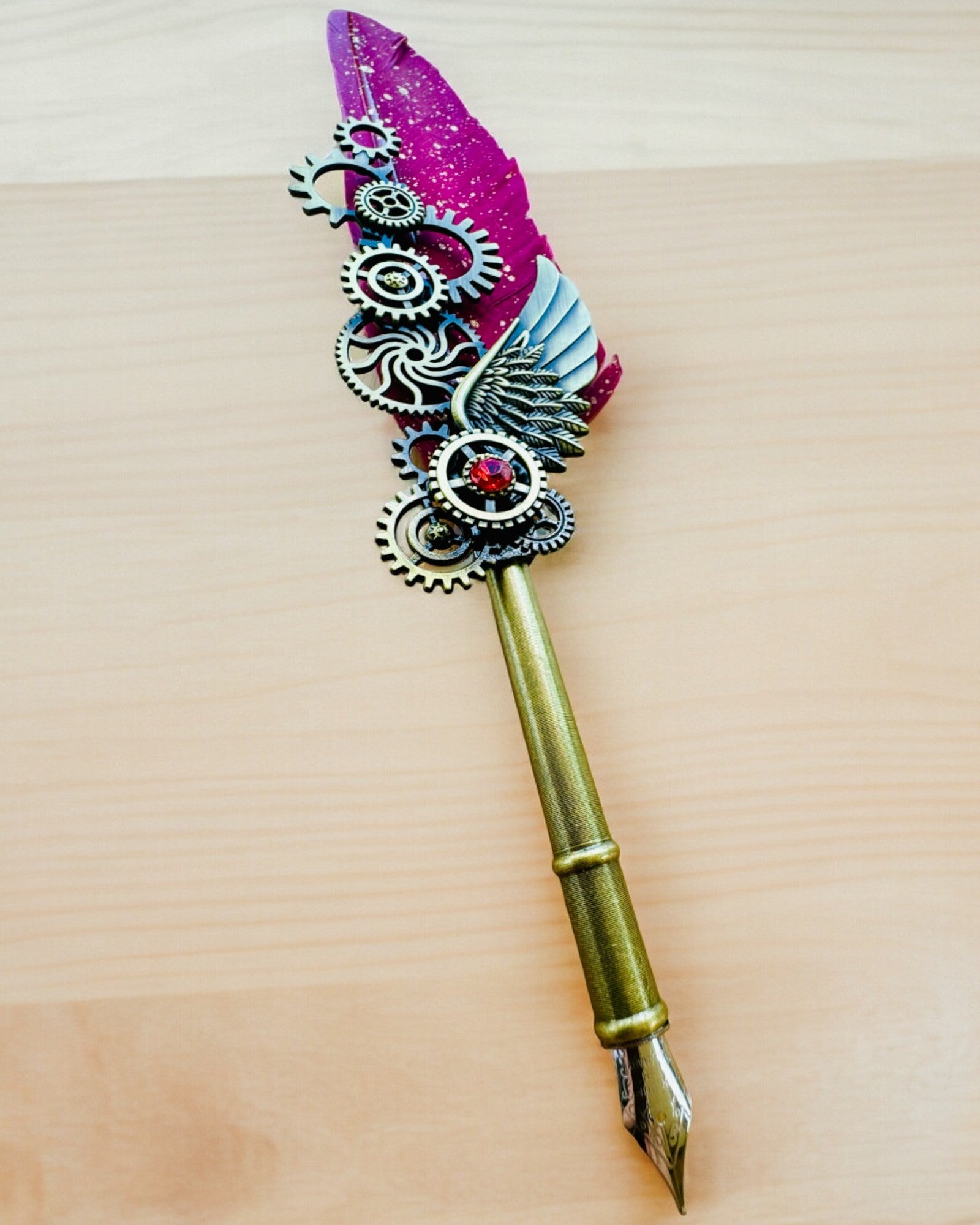Set Cadou - Pană de Gâscă Bordo-Violet „Eleganță Steampunk” cu Posibilitate de Gravare, pentru cadou