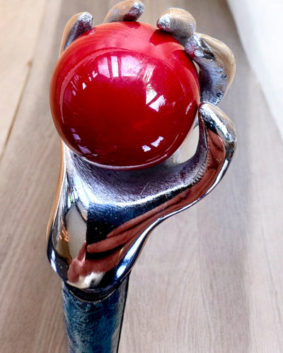 Тростина для ходьби "Королівська Рука" – ручна робота з натуральної шкіри, можливість персоналізації гравіюванням