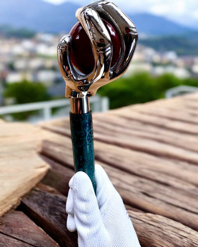 Тростина для ходьби "Королівська Рука" – ручна робота з натуральної шкіри, можливість персоналізації гравіюванням