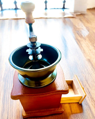 Tradiční mlýnek na kávu Aroma klasiky - s možností gravírování, personalizace jako dárek