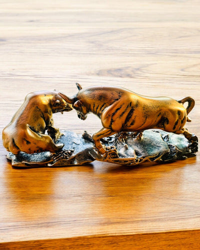 "Зіткнення Бика з Ведмедем" - Мідно-руда скульптура з можливістю гравіювання